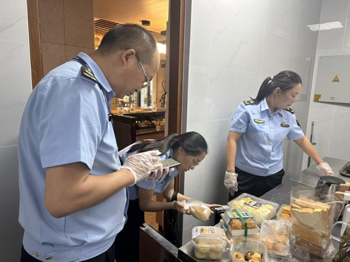 丹桂飄香迎雙節(jié)，食安守護(hù)正當(dāng)時(shí)——騰沖市市場監(jiān)督管理局強(qiáng)化餐飲管理